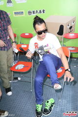 组图：梁汉文玩独木舟脚被割 亮相展示伤口