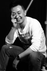 组图：黄海波拍杂志大片 小眼迷人展萌笑