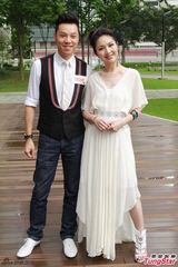 组图：杨千嬅白色长裙优雅亮相 大谈育儿经