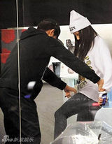 组图：吴克羣与赌王爱女街头秀爱 同返爱巢