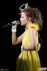 组图：A—Lin香港个唱劲歌热舞 抹胸裙秀身材