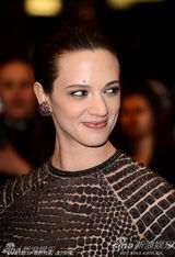 组图：《吸血鬼3D》戛纳首映 艾莎蛇皮纹裙狂野