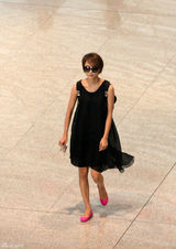 组图：王珞丹离京 黑色纱裙粉鞋显眼