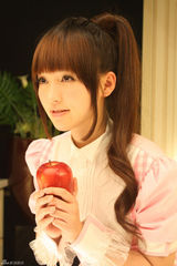 高清组图：金莎化身性感女仆 新MV与男模互飙演技