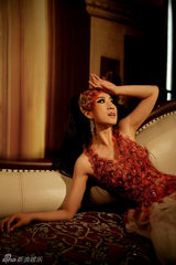 组图：芙蓉姐姐化身妩媚孔雀 装扮火红魅惑放电
