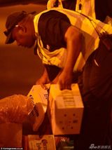 组图：西蒙带儿子坐私人飞机回家 行李堆积如山