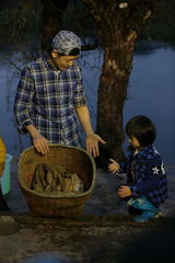 组图：爸爸去哪儿第六期海量图 萌宝帅爸卖菜忙