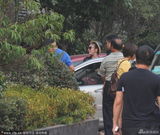 组图：张雨绮穿拖鞋街边打牙祭 边走边剔牙随意