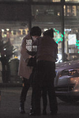 独家：文章一家手牵手 马伊琍心疼女儿受冻