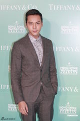 组图：容祖儿陈伟霆主持圣诞亮灯仪式