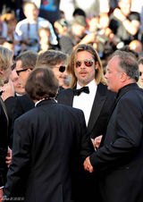 组图：皮特戛纳走秀长发黑超显帅气