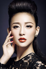 组图：贾青复古造型写真 烈焰红唇尽显性感