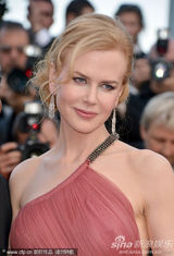 组图：妮可戛纳走秀风情露背 真空激凸艳光四射