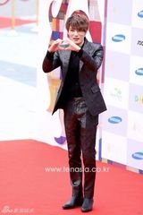 组图：金在中红毯脱衣吐舌逗粉丝 获奖感谢自己