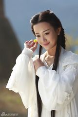 组图：张檬《天龙》怕被批胖 长发白衣演绎淡雅