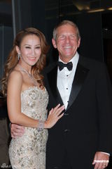 组图：李玟着鱼尾礼服亮相 大方与丈夫亲吻拍照