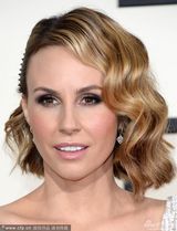 组图：女主持Keltie Knight白色拖地裙抢镜