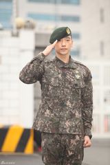 独家高清：Rain退伍行军礼哽咽 多国粉丝迎接