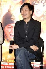 幻灯图：孙俪上海宣传新片 红衣喜气全程笑容