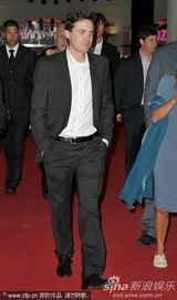 《我仍在这里》首映 导演卡西与影迷亲切玩自拍 