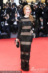 组图：约瑟芬透视装近全裸 和爆乳女星热辣深吻