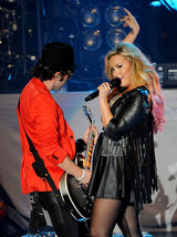 组图：黛米-洛瓦托洛杉矶开唱 挺胸豪唱勾魂四射