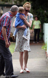 幻灯图集：妮可抱女儿幸福亮相 老公撑伞呵护备至