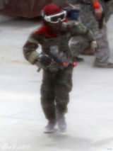 组图:朱莉养子马克多斯迷彩服配散弹枪帅气十足