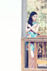 组图：陈思思春季写真曝光 展清新典雅气质