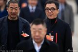 组图：成龙张国立冯小刚开心合影 明星两会扎堆