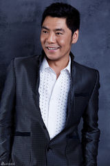 高清组图：屠洪刚发西装写真照片 高调回归歌坛