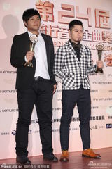 组图：暗黑白领阶级获最佳客语专辑奖 淡定自若