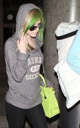 组图：艾薇儿结束亚洲之行回美 青翠发色引人注目