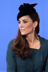 高清图：英国王妃凯特和伊丽莎白女王现身大学