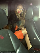 组图：蕾哈娜独过情人节显失落 流连夜店避镜头