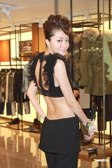 组图：熊黛林露背长裙性感亮相 生日获赠爱犬