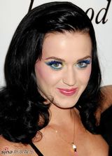 高清组图：凯蒂-佩里亮相派对 紧身胸衣搭配彩裙