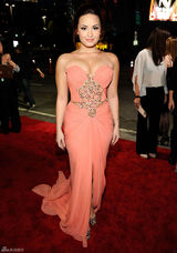 高清组图：黛米-洛瓦托粉色抹胸礼服爆乳亮相