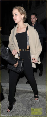 组图：劳伦斯与男友烛光晚餐 设计师全程当电灯