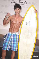 高清组图：彭于晏为手表代言 阳光帅气大秀健美肌肉