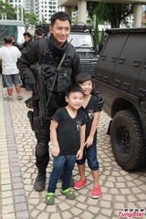 组图：新剧《飞虎II》开工 马德钟拍戏不忘耍帅