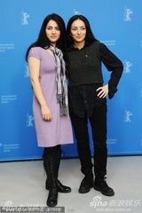 《阿曼尼亚》发布会 女星Aylin Tezel 红裙俏丽(图)