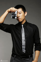 高清图：夏雨写真秀魔术纸牌 尽显专业玩家风范