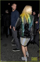 瑞塔-奥拉与型男DJ牵手 小鸟依人幸福浅笑(图)