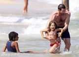 “金刚狼”杰克曼带子女海边玩耍 身材健壮(图)