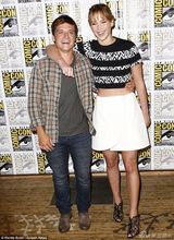 组图：詹妮弗-劳伦斯登杂志 怀抱爱犬鲜花簇拥