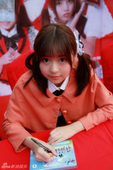 组图：SNH48着统一小短裙亮相 上海签唱会落幕