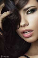 高清组图：巴西超模阿德瑞娜-利玛性感内衣写真