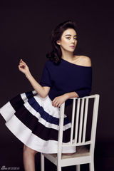 组图：袁姗姗气质写真曝光 知性大方微露香肩