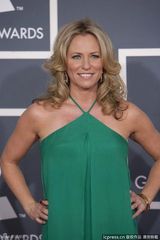 组图：格莱美红毯群星纷纷亮相星光熠熠